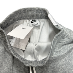 Pantalones grises Nike para clima frío