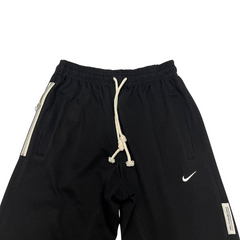 Calça Esportiva Nike Preta e Branca