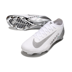 Chuteira Campo Nike Air Zoom Mercurial Vapor 16 Elite FG Branca e Prata Vini Jr.