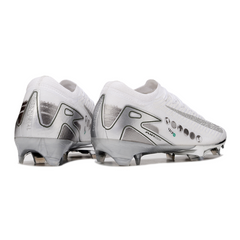 Chuteira Campo Nike Air Zoom Mercurial Vapor 16 Elite FG Branca e Prata Vini Jr.