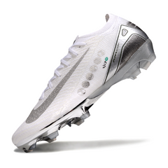 Chuteira Campo Nike Air Zoom Mercurial Vapor 16 Elite FG Branca e Prata Vini Jr.