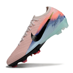 Botas de fútbol Nike Air Zoom Mercurial Vapor 16 Elite United Pack negras y rojas para terreno firme (FG).