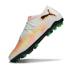 Botas de fútbol Puma Future 8 Low-Cut AG en blanco, naranja y amarillo