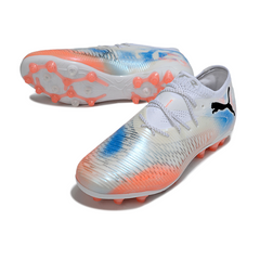 Botas de fútbol Puma Future 8 Low-Cut AG en blanco, naranja y azul