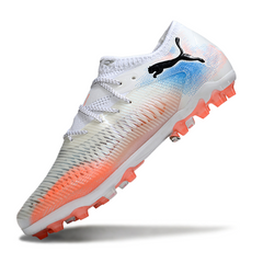 Botas de fútbol Puma Future 8 Low-Cut AG en blanco, naranja y azul