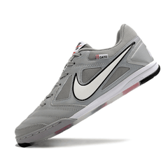Chuteira Futsal Nike SB Gato X Supreme IC Cinza e Branca - VENI Futebol