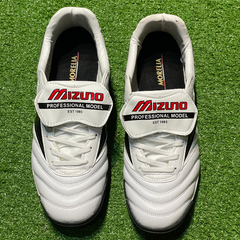 Chuteira Society Mizuno Morelia Sala Classic TF Branca, Preta e Vermelha
