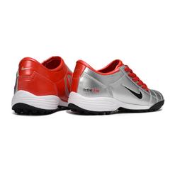 Botas de fútbol Nike Total 90 III TF en color plata y rojo