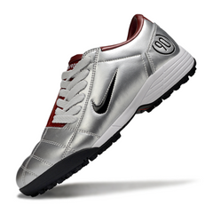 Chuteira Society TF Nike Total 90 III Prateada e Vermelha-Escura