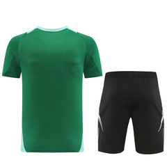 Conjunto de camiseta y pantalón corto verde Adidas