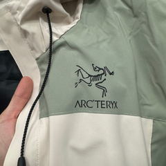 Jaqueta Corta-Vento Arc'Teryx Verde e Bege