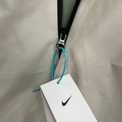 Cortavientos Nike verde y beige