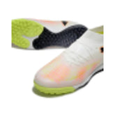 Chuteira Society TF Puma Future 8 Branca e Laranja