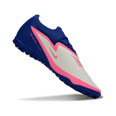 Chuteira Society TF Nike Phantom 6 Pro Azul, Branca e Rosa Infantil