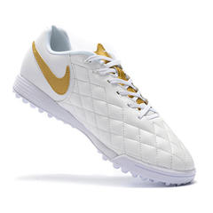 Chuteira Society TF Nike Tiempo 7 Academy Branca e Dourada