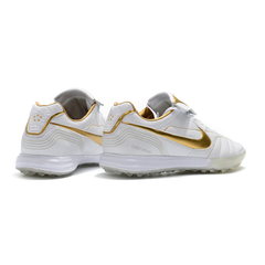 Chuteira Society TF Nike Tiempo 7 R10 Elite Branca e Dourada
