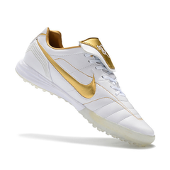 Chuteira Society TF Nike Tiempo 7 R10 Elite Branca e Dourada