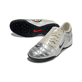 Chuteira Society TF Nike Total 90 III Prateada e Cinza Infantil