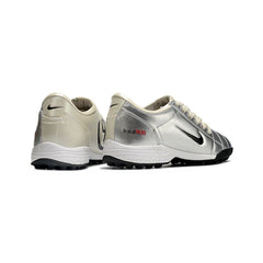Chuteira Society TF Nike Total 90 III Prateada e Cinza Infantil