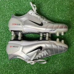 Chuteira Campo FG Nike Total 90 III Prateado e Vermelho - Tamanho 41 EUR