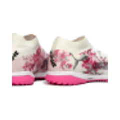 Chuteira Society TF Puma Future 8 Branca e Rosa