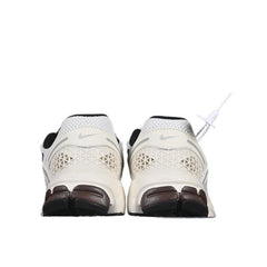 Tênis de Corrida Nike Air Zoom Vomero 5 Bege e Marrom