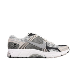 Tênis de Corrida Nike Air Zoom Vomero 5 Cinza e Branco