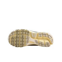Tênis de Corrida Nike Air Zoom Vomero 5 Branco e Bege