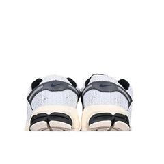 Tênis de Corrida Nike Air Zoom Vomero 5 Branco e Preto