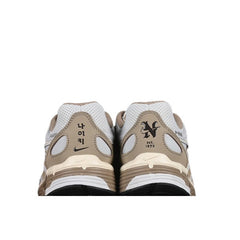 Tênis de Corrida Nike P-6000 Bege e Branco