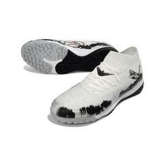 Chuteira Society TF Puma Future 8 Branca e Preta