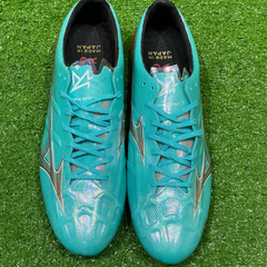 Botas de fútbol Mizuno Alpha FG de color azul claro