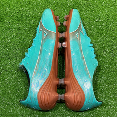 Botas de fútbol Mizuno Alpha FG de color azul claro
