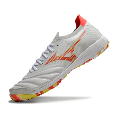 Botas de fútbol Mizuno Neo Sala TF Society en color blanco, naranja y amarillo