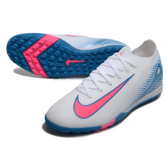 Botas de fútbol Nike Zoom Mercurial Vapor 16 Elite TF en blanco, azul claro y rosa.