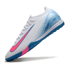 Botas de fútbol Nike Zoom Mercurial Vapor 16 Elite TF en blanco, azul claro y rosa.