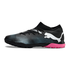 Chuteira Society Puma Future 7 TF Preta, Azul e Rosa