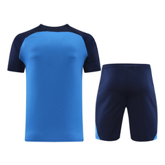 Conjunto de camiseta y pantalón corto azul Nike