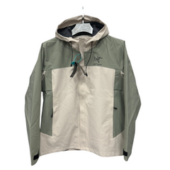 Cortavientos verde y beige de Arc'Teryx