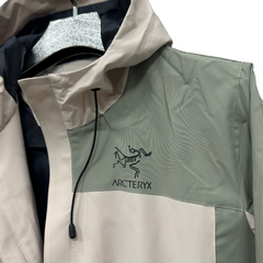 Cortavientos verde y beige de Arc'Teryx