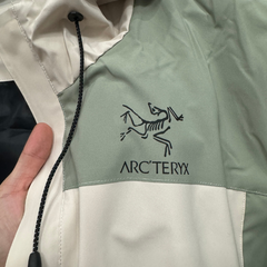 Cortavientos verde y beige de Arc'Teryx