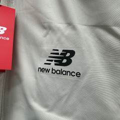 Cazadora cortavientos beige de New Balance