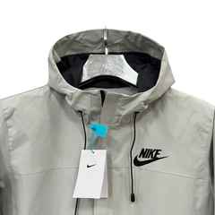 Cortavientos Nike gris