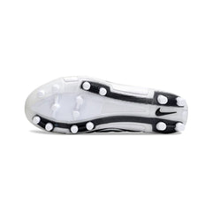 Chuteira Campo FG Nike Total 90 III Infantil Branca e Preta