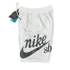 Pantalones cortos Nike SB en blanco y negro