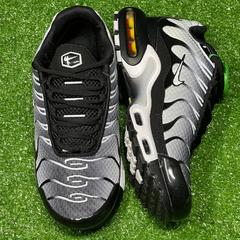 Tênis Nike Air Max Plus TN Branca, Prata e Preta Tamanho 37