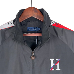 Jaqueta Corta-Vento Tommy Hilfiger Preta, Branca e Vermelha