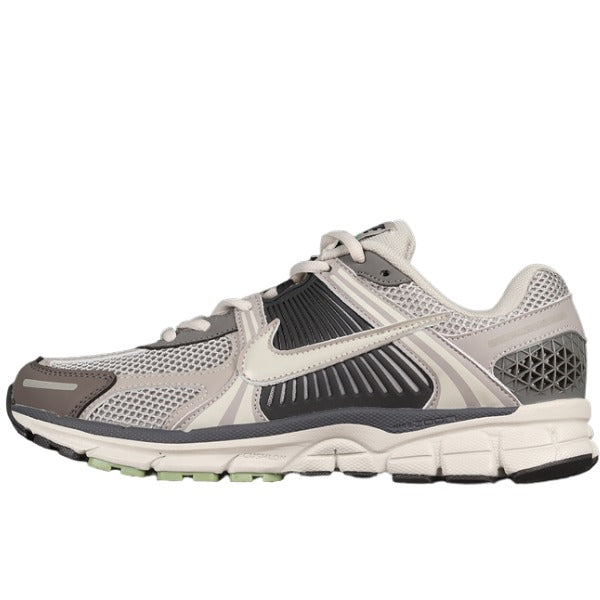 Tênis de Corrida Nike Air Zoom Vomero 5 Marrom