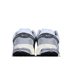 Tênis de Corrida Nike Air Zoom Vomero 5 Cinza e Prateado