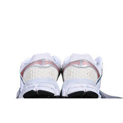Tênis de Corrida Nike Air Zoom Vomero 5 Branco e Prateado